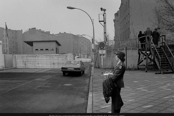 Instantané, Berlin-Ouest, poste-frontière vers Berlin-Est, Allemagne, 1984, photographie Jean pierre Morcrette