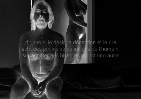 Série métaphysiquée - dit que si le désir, la déception et le rire sont des possibles définitions de l'humain, se raconter des histoires en est une autre, photographie de Jean pierre Morcrette. Photo en négatif noir et blanc montrant une homme nu assis sur un lit et, en arrière-plan, une femme (dont on ne voit pas la tête) debout nue également près d'une porte. Trois lignes de texte sont visibles en surimpression au centre de l’image : dit que si le désir, la déception et le rire sont des possibles définitions de l'humain, se raconter des histoires en est une autre.Photo en négatif montrant une homme nu assis sur un lit et, en arrière-plan, une femme (dont on ne voit pas la tête) debout nue également près d'une porte. Trois lignes de texte sont visibles en surimpression au centre de l’image : dit que si le désir, la déception et le rire sont des possibles définitions de l'humain, se raconter des histoires en est une autre.