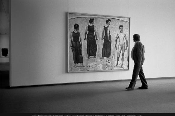 Instantané, Neue Nationalgalerie, Berlin, (Ferdinand Hodler, Jeune homme admiré par des femmes II, 1904), RDA, Allemagne, 1984, photographie Jean pierre Morcrette