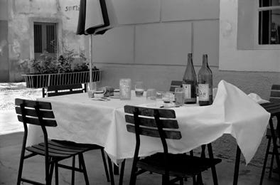 Restaurant dans une petite ville portuaire, Yougoslavie, 1981, photographie Jean pierre Morcrette