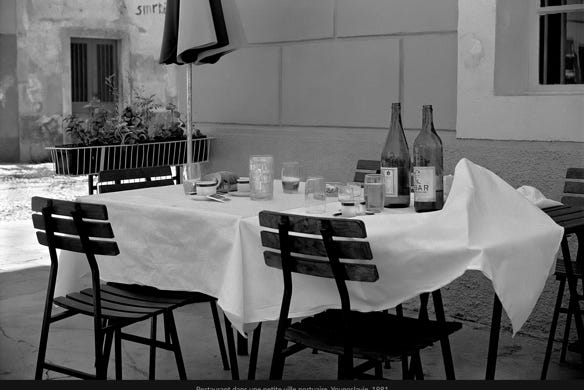 Instantané, Restaurant dans une petite ville portuaire, Yougoslavie, 1981, photographie Jean pierre Morcrette