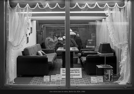 Instantané, Une vitrine dans le métro, Berlin-Est, RDA, 1980