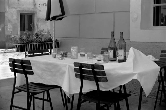 Instantané, Restaurant dans une petite ville portuaire, Yougoslavie, 1981, photographie Jean pierre Morcrette