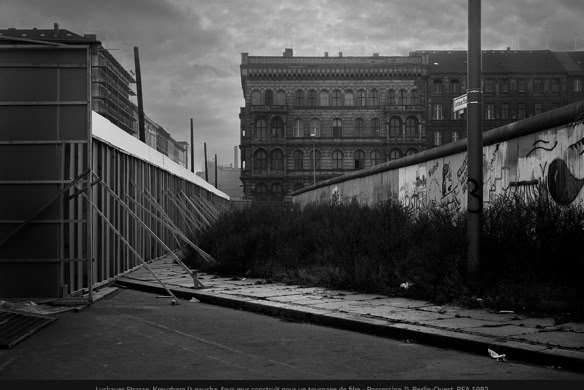 Luckauer Strasse, Kreuzberg (à gauche, faux mur construit pour un tournage de film - Possession ?), Berlin-Ouest, RFA, 1982