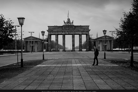 Instantané, Pariser Platz et Porte de Brandebourg, Berlin-Est, 1982, photographie Jean pierre Morcrette